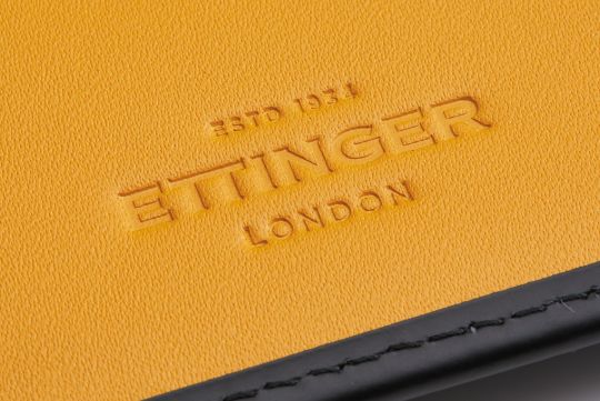 内装に控えめにエンボス加工された「ETTINGER LONDON」のブランドロゴ。