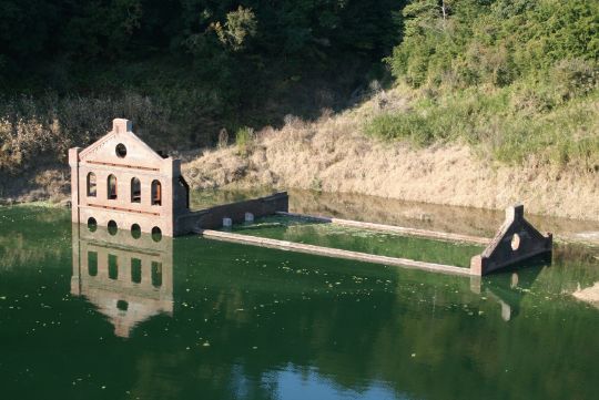 世ヨーロッパの古城を思わせる、重厚な煉瓦造りの外壁。冬は一部が湖面から覗くのみとなる。
