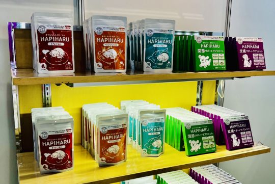 講演依頼や企業コラボ案件が増えるなかで、商品開発に携わったという愛犬用ごはん＆サプリ「HAPIHARU」。