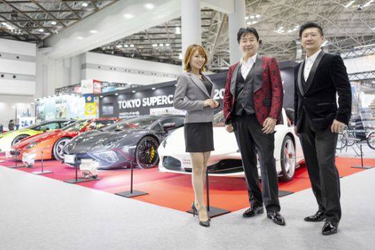 日本スーパーカー協会を共同で立ち上げた山里真元さん（右）と。