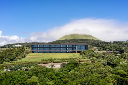 ホテルからは島の象徴・鬼岳を望め、ハイキングなどのアクティビティも楽しめる。