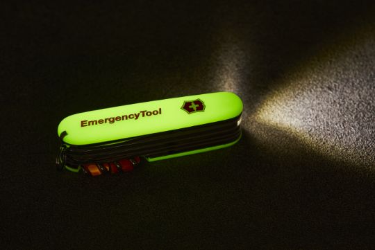蓄光ハンドルで暗所でも見つけやすく、停電時にはLEDライトが活躍。軽量・コンパクトながら、実用性は申し分ない。