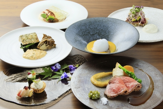 食事は、石窯で焼いた肉・魚・ジビエを中心としたコース料理が味わえる