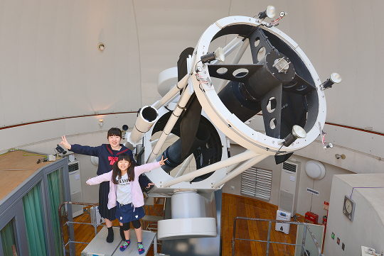 和歌山県下最大の口径105cm反射望遠鏡。同施設で開催されている「星空ツアーNeXT」では、実際にこの望遠鏡を覗いて天体を見ることができる。