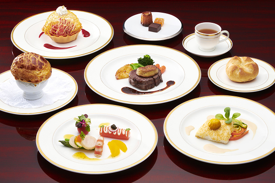 夕食は、ウェルカムシャンパン付の「昭和100年記念コース」。創業以来、代々のプリンスホテルのシェフが受け継いできた珠玉の料理を堪能して