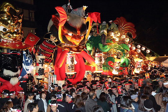 夜は提灯の灯りで幻想的な姿となる曳山。「唐津くんちの曳山行事」は1980年に国の重要無形民俗文化財に指定され、2016年にはユネスコ無形文化遺産に登録された。