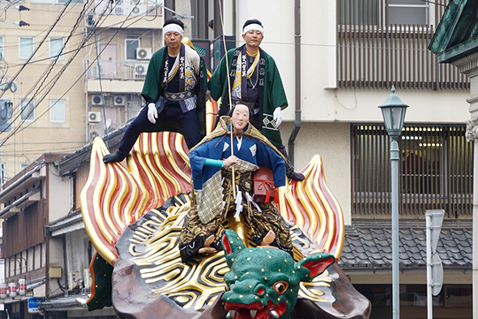 曳子は、 町人の祭りらしく、火消し装いの名残を伝える「おくんち装束」を纏う。江戸腹に股引、足元は足袋と草履を合わせ、鉢巻を締め、各町ごとの意匠を凝らした法被で身を固める。