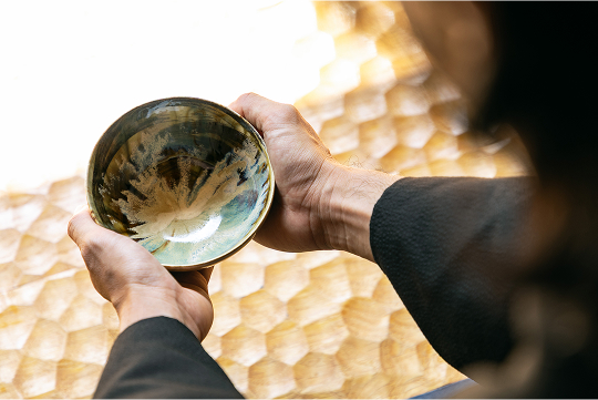 茶盌を手に取り眺め、茶盌が秘めた美しさをどう感じるか。自身の感性を開いていくのがみたて茶会だ。