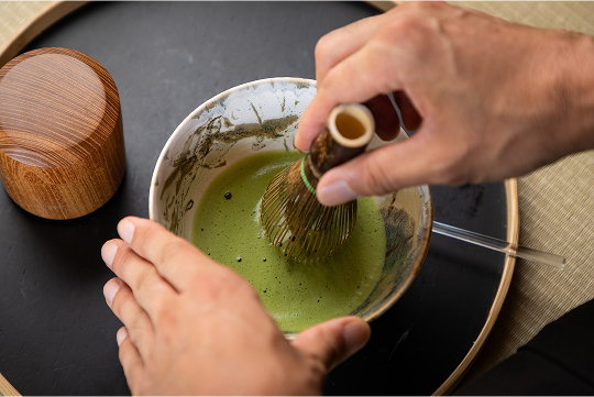遠州流準師範の山田さんがたてるお茶をいただけるのも、みたて茶会の楽しみだ。