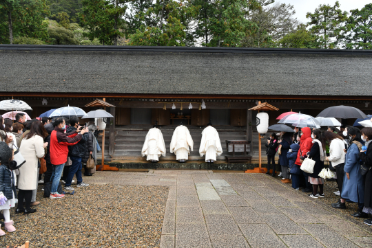 社殿の東西に並ぶ「十九社（じゅうくしゃ）」。神々が鎮まり、人の縁や運命を結ぶ「神議（かみはかり）」を行うとされる。