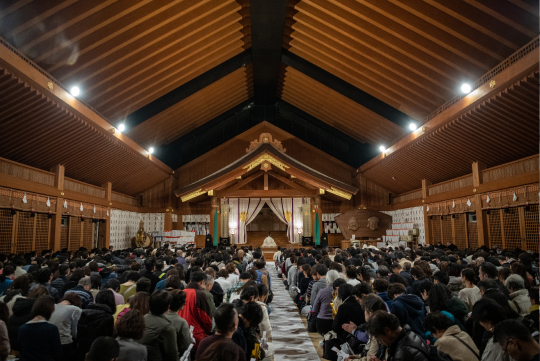 八百万の神々が出雲大社に到着すると、拝殿にて「神迎祭（かみむかえさい）」が執り行われる。これをもって出雲の地は「神在月」を迎える。