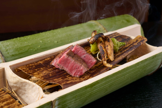 全国の旬の食材を仕立てた日本料理「銀座がゆう」。器や空間にまで職人の技が息づく