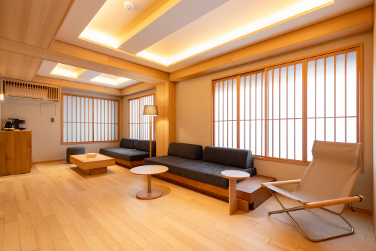 「soyo-ka」のリビング。和モダンの家具と木のぬくもりが旅の疲れを優しく癒す