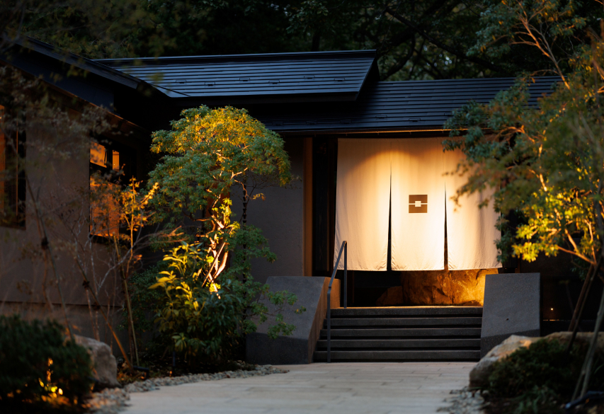 広大な2000坪の敷地に佇む、和の設えが趣深い入口。那須塩原駅から車で30分、最寄りのバス停から徒歩5分とアクセスも良好