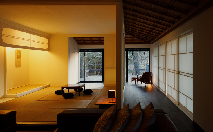 「其の十」は広さ130㎡、リビングに和室と寝室を備える最高級グレードの客室。内風呂と露天風呂、サウナ付きで自由な滞在を