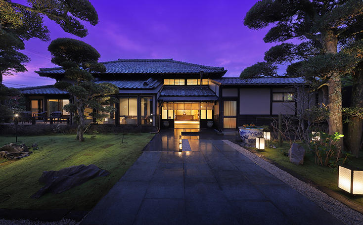 「百年古民家Auberge 季の音」はレストランを前身に持つ旅館。館山駅から車で10分とアクセス良好で、周辺は日本の原風景が広がる