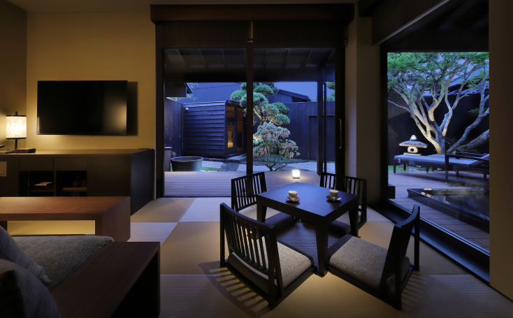 最もラグジュアリーな客室「季の風雅」はテラスを除き約80㎡。リビングルームに寝室2室を備え二家族での利用にも適する