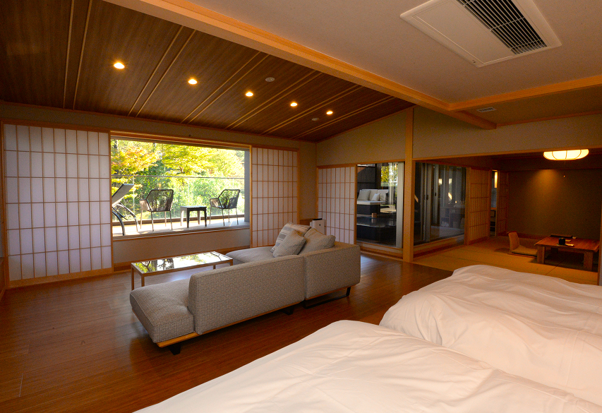 「箱根強羅 白檀」で最も広い110㎡の客室「仭（Jin）」。広々とした露天風呂や趣あふれる和室、大型ソファが極上の安らぎを約束する