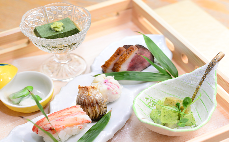 地元の真鶴や箱根など海と山の食材を中心に、四季の味覚を贅沢に盛り込んだ懐石料理。常に旬を提供するため献立を年10回程度変更する