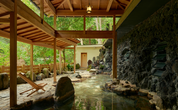 2025年9月にサーマルスプリング（水着着用プール）へ生まれ変わった「天狗の湯」の露天風呂。伊豆の山々を望む湯浴みが心地よい