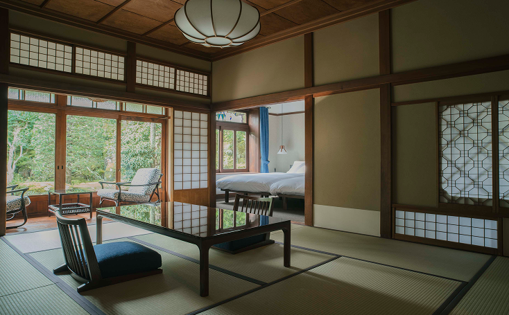 眠雲亭の1階客室「浮舟」は敷地内の庭園に面し、春には桜の巨木から舞い散る花吹雪による幻想的な風景を眺められる