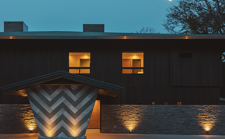 モダンな意匠が施されたエントランス。夜のライトアップでは幻想的な雰囲気になる