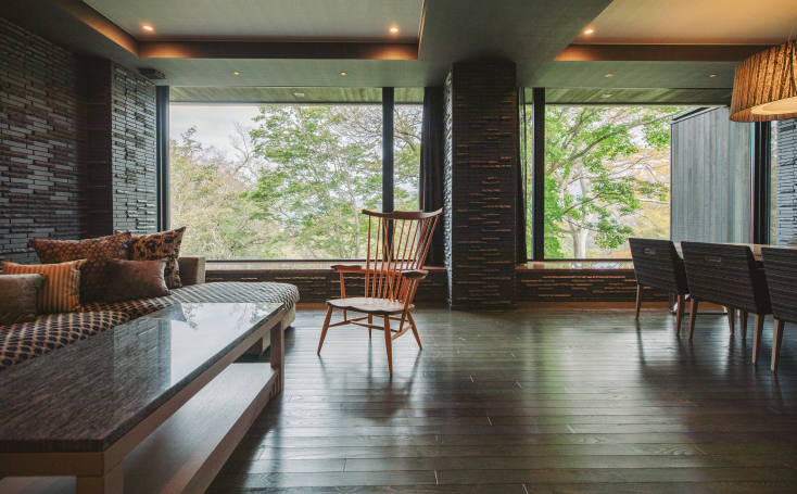 「JOHN KANAYA SUITE」は最上級のスイートルーム。西欧アンティーク家具や絵画が配され上質な風格が漂う