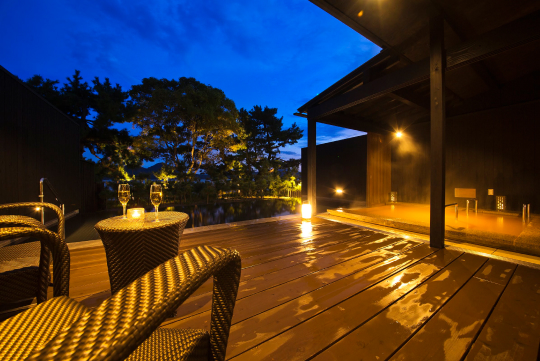 客室には露天風呂と内風呂を備える。「お好きなタイミングでお好きなだけ」を体現する至高のプライベート空間。