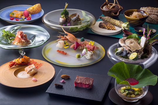 夕食は、最大12ヶ所の漁港から仕入れた海の幸を、料理長の職人技で存分に堪能できる。