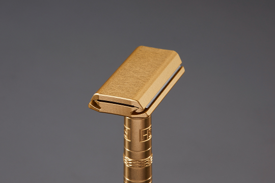 スタンダード、深剃り、超深剃りの3モデルがあり、0.033mm～0.11mmという繊細な刃の露出度で調整されている。