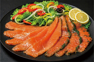 <span style="color: #fff;background-color: #C6860E;padding: 3px;margin-right: 5px;font-size: 75%;">複数設定あり</span><br>小山町産アトランティックサーモン冷燻<br>＆グラブラックス2種食べ比べセット