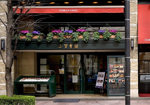 小さな氷水屋として1925年に東銀座・歌舞伎座前に創業し、1947年に現在の場所で開店。100周年目にはベトナムにも出店。伝統の味は海を渡り愛されている。