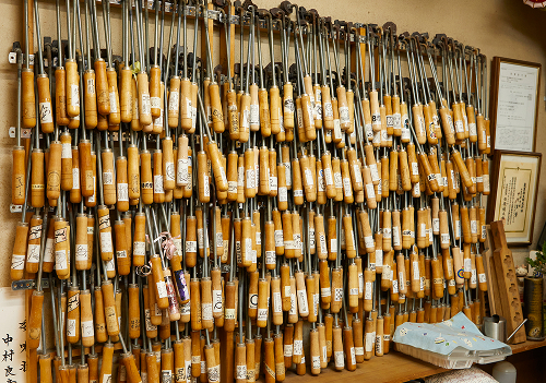 どら焼きに入れる焼印をオリジナルで作ることも可能。店内にはこれまでに製作された約1万本の焼印がズラリと並んでいる。