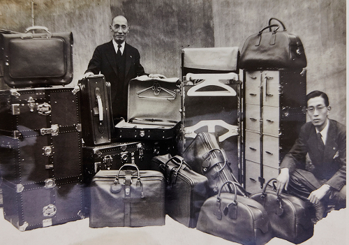 1952年、上皇陛下（当時皇太子）がエリザベス女王の戴冠式に出席する折に、鞄一式を宮内庁に納入したという。