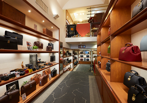 30年以上前に購入した鞄を修理に持ち込む人も。誠実で真心ある接客も人気の秘密といえる。