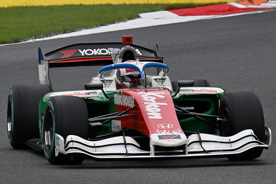 スーパーフォーミュラで力走するJujuさん。