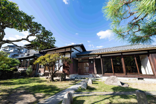 宿泊空間のみならず、日本庭園や畑を含む約925坪の広大な敷地すべてが貸切空間。