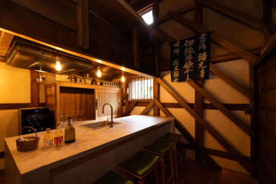 築150年の蔵を改装した宿泊者専用Barでは地酒やクラフトビールも味わえる。