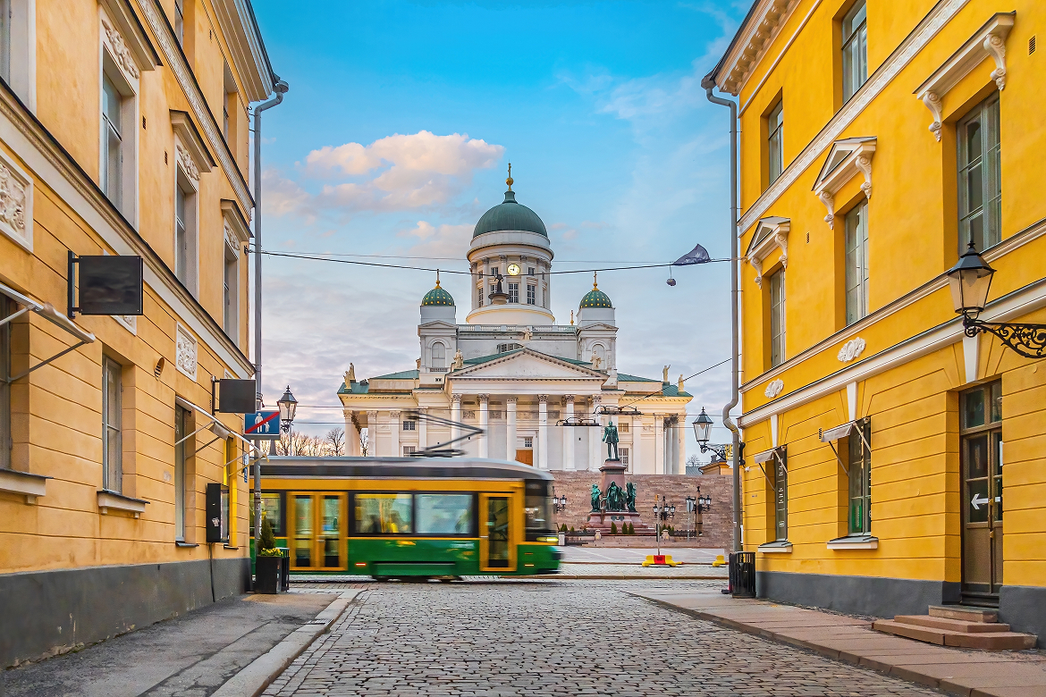 19世紀、ロシア帝国統治下で整備されたヘルシンキ中心部。ヘルシンキ大聖堂と元老院広場を中心とした都市景観が形づくられた。現在も走るトラムが、計画都市としての骨格を今に伝えている。