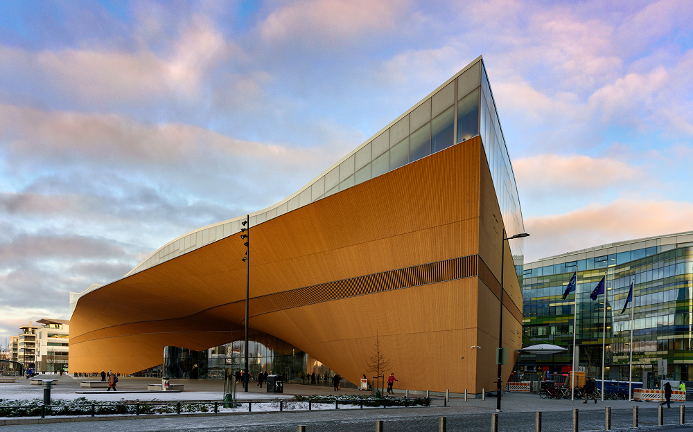 2018年開館のヘルシンキ中央図書館「Oodi(オーディ)」は、現代フィンランドを象徴する公共建築。都市の中心にありながら、木造構造を生かした「市民の居間」で、学びや対話、休息の場となっている。