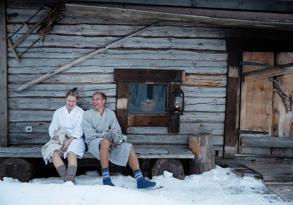サウナは住居とは別棟で設けられることも多く、清潔で安全な空間として大切にされてきた。かつては出産や治療の場としても用いられ、家族単位にとどまらず、集落で共有される社会的な場でもあった。