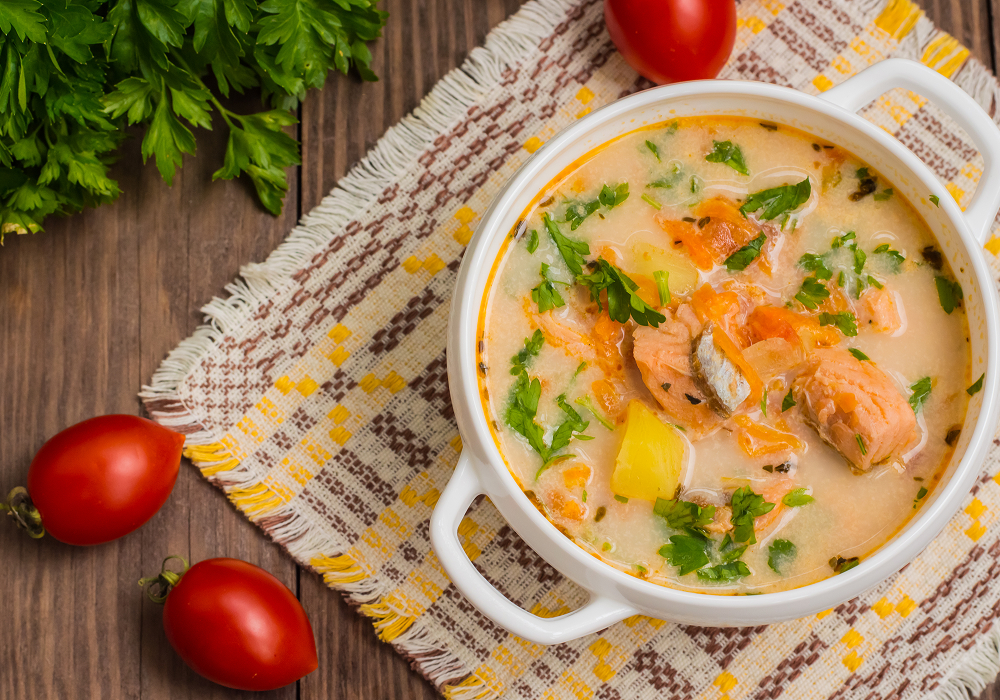 サーモンと野菜、ミルクで仕立てるサーモンスープ「ロヒケイット」は、家庭でも親しまれる代表的な料理。塩と胡椒のシンプルな味付けに、ディルで香りづけするのが定番とされている。