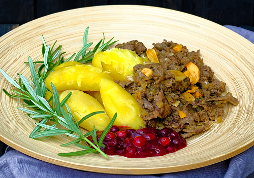 薄切りにしたトナカイ肉を炒め煮にする「ポロンカリストゥス」は、ラップランド地方を代表する郷土料理。脂肪分の少ない赤身のトナカイ肉には、リンゴンベリーのジャムやソースなどを添えるのが一般的だ。