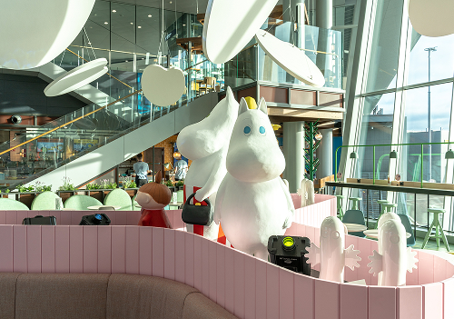 フィンランドが生んだ、世界的キャラクター・ムーミン。物語に描かれるのは、競い合うことや優劣を測る世界ではなく、各人が自分の居場所を持ち、無理に変わることを求められない世界だ。