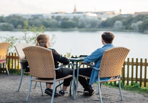 フィンランドの人々は、自然のそばで穏やかな時間を過ごすことを好む。街中に点在するカフェは賑わいを求める場ではなく、風景と静けさを共有しながら、自分のペースを取り戻す日常の一部だ。