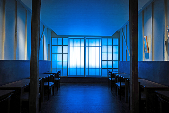 カフェギャラリー・サロン「東依」(千代田区外神田2-1-10)では、根本さんの書はもちろん、茶道や古美術など日本文化を楽しめる。