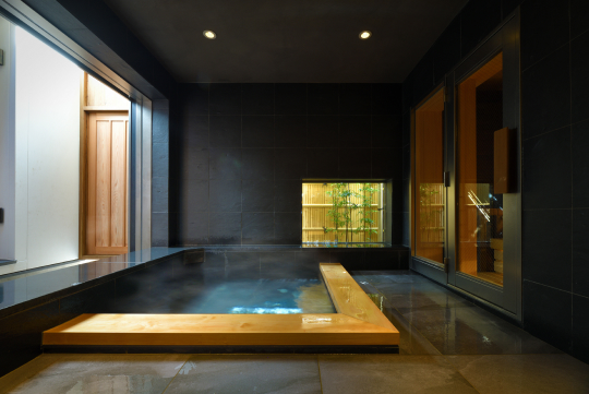 主成分がナトリウムとなる泉質は保温性が高く、保湿にも優れる。大人2人でもくつろげる十分な広さ。