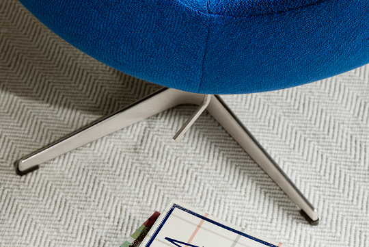 360度回転とチルト機能を備えた脚部。