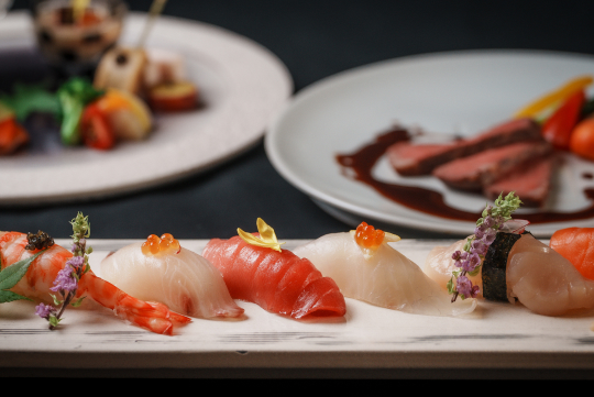 前菜から始まり、握り寿司の盛り合わせへと物語のように料理が紡がれる寿司会席。