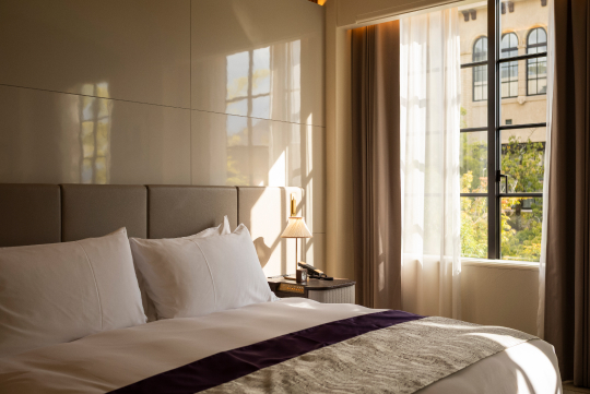 全48室の客室は、それぞれに合わせてセレクトしたアートが飾られたクラシカルでモダンな空間。